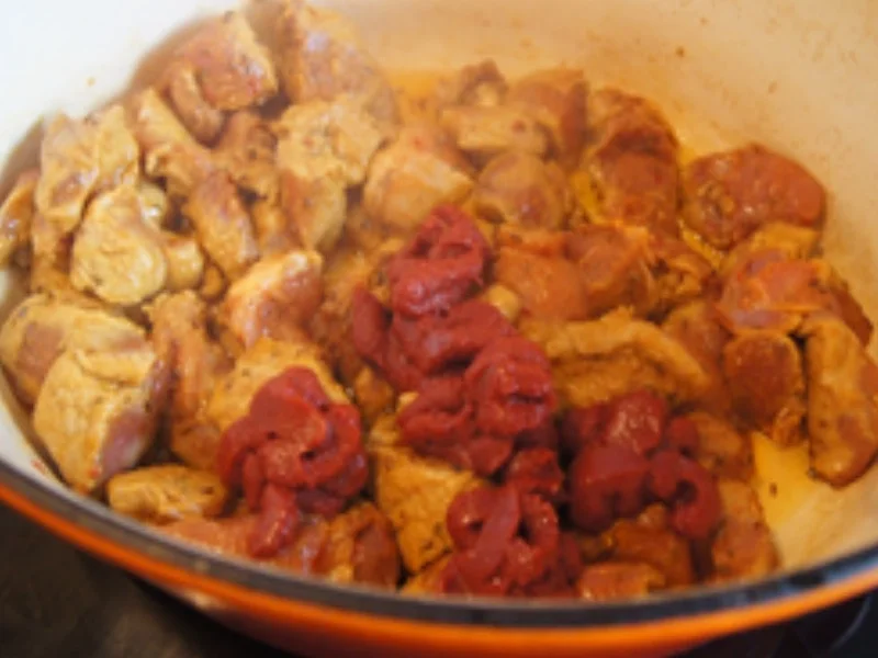 Schweinegulasch mit Gemüsezwiebeln, Bundmöhren und Paprikamix - Rezept - Bild Nr. 16527
