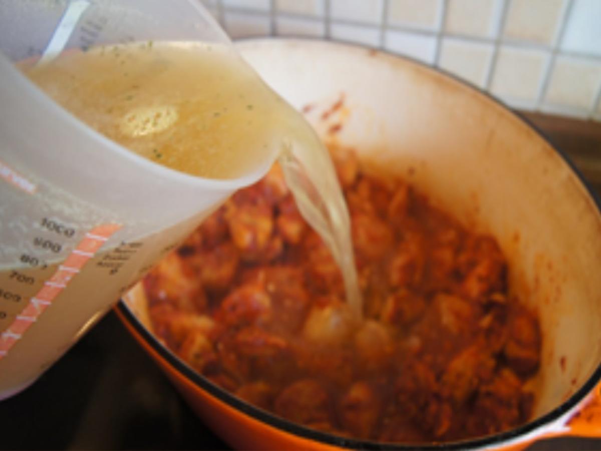 Schweinegulasch mit Gemüsezwiebeln, Bundmöhren und Paprikamix - Rezept - Bild Nr. 16529