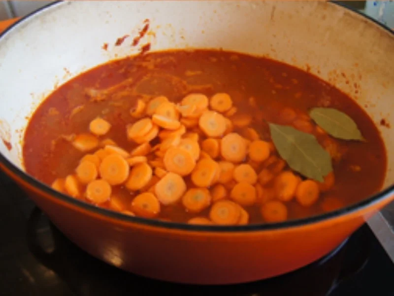 Schweinegulasch mit Gemüsezwiebeln, Bundmöhren und Paprikamix - Rezept - Bild Nr. 16530