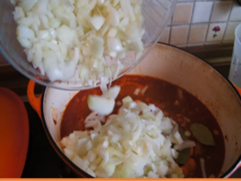 Schweinegulasch mit Gemüsezwiebeln, Bundmöhren und Paprikamix - Rezept - Bild Nr. 16531