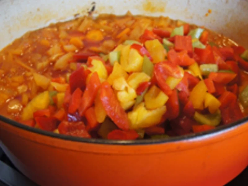 Schweinegulasch mit Gemüsezwiebeln, Bundmöhren und Paprikamix - Rezept - Bild Nr. 16533