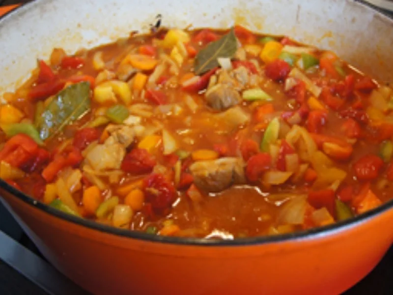 Schweinegulasch mit Gemüsezwiebeln, Bundmöhren und Paprikamix - Rezept - Bild Nr. 16534