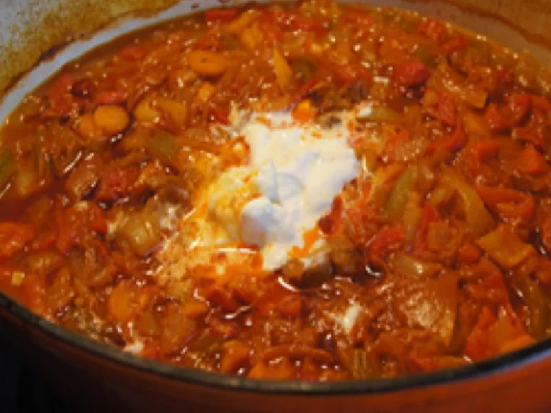 Schweinegulasch mit Gemüsezwiebeln, Bundmöhren und Paprikamix - Rezept - Bild Nr. 16536