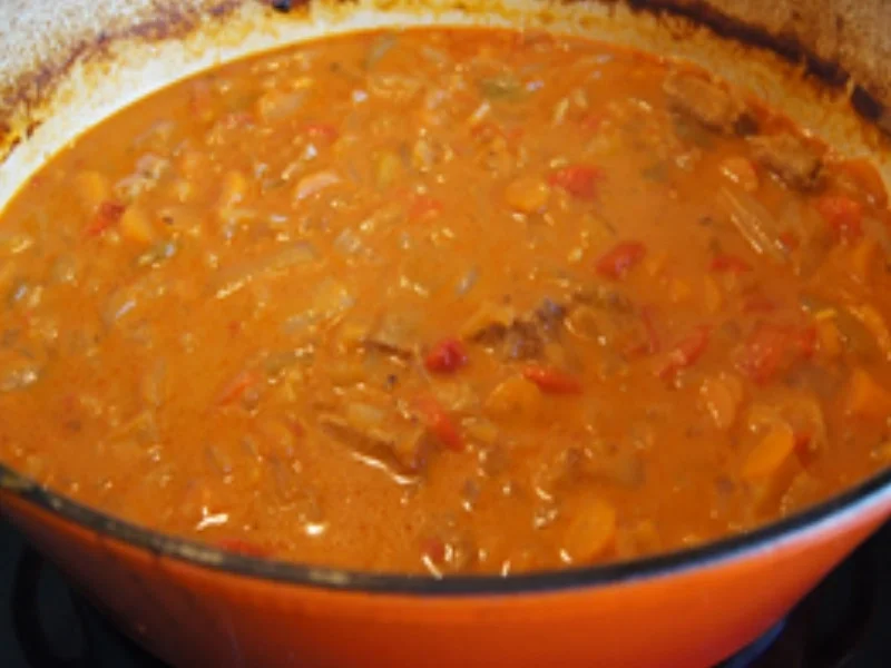 Schweinegulasch mit Gemüsezwiebeln, Bundmöhren und Paprikamix - Rezept - Bild Nr. 16537