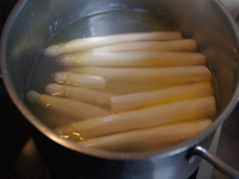 Weißer Spargel mit Fischfilet à la Bordelaise - Rezept - Bild Nr. 5