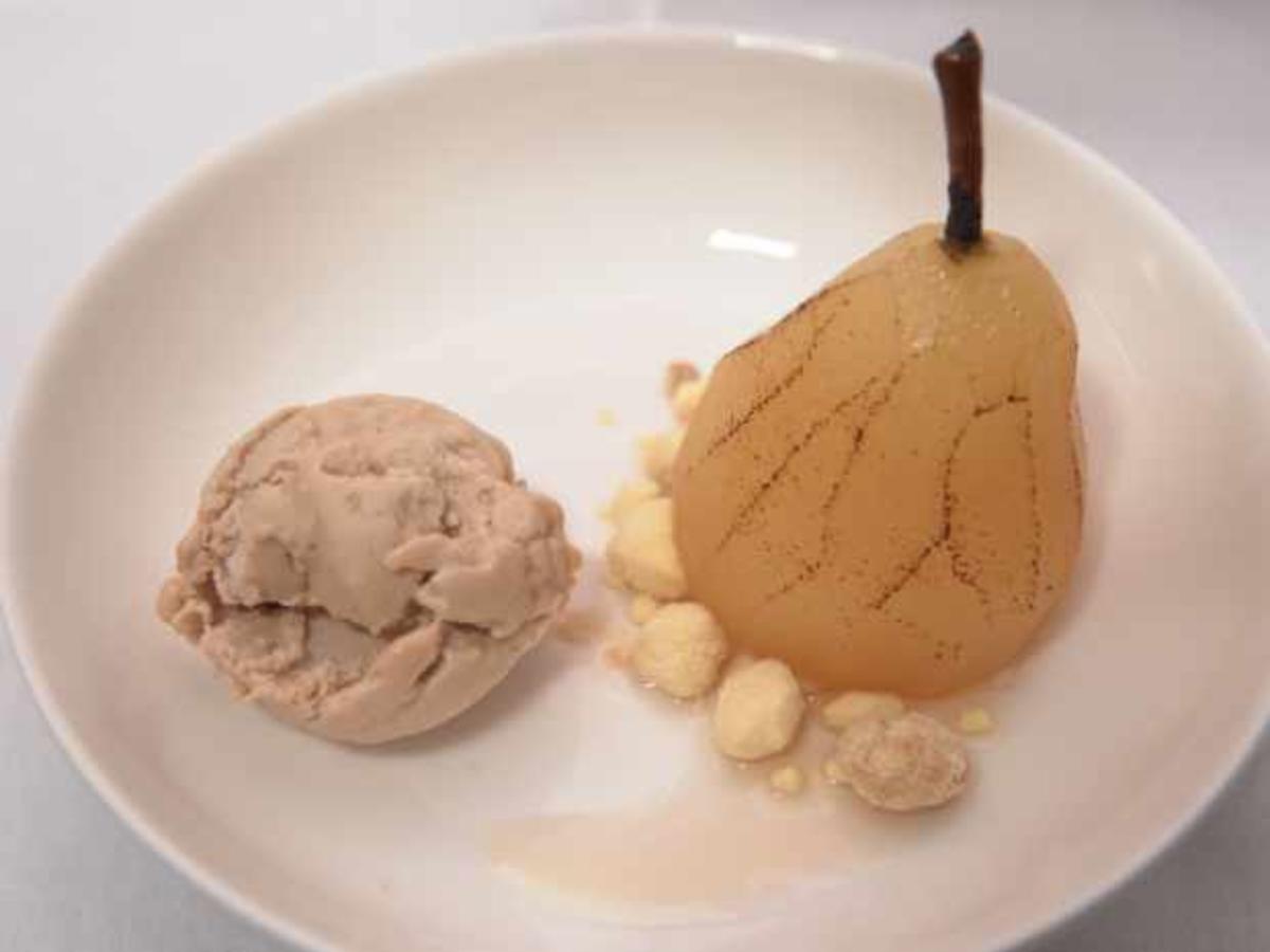 Pochierte Birne mit Haselnuss Eis - von Das perfekte Dinner