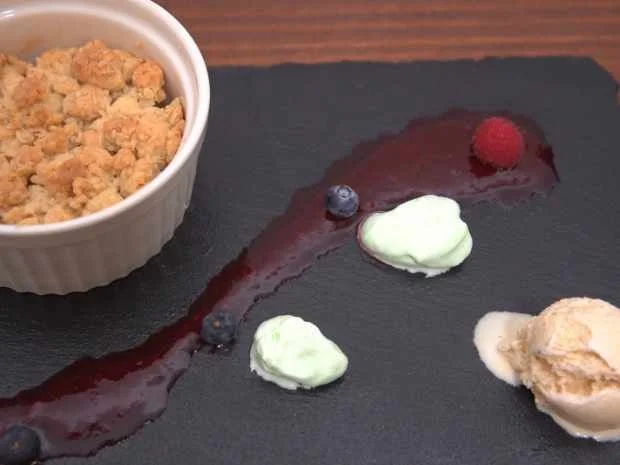 Franzbrötchen-Eis mit Apple Crumble und Beerenspiegel - Rezept - Bild Nr. 2