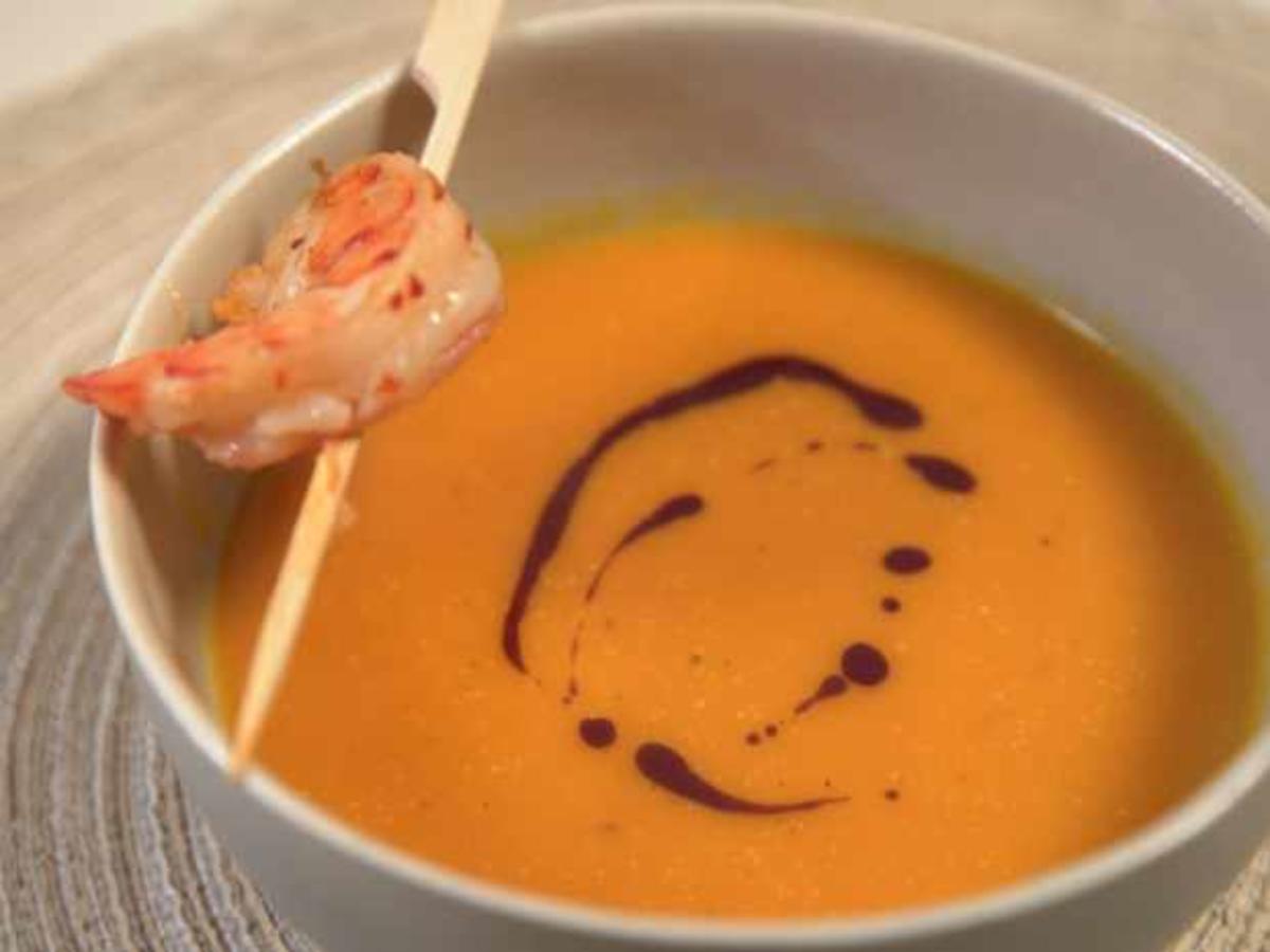 Kürbis-Möhren-Ingwer-Suppe mit Garnelenspieß - Rezept - kochbar.de