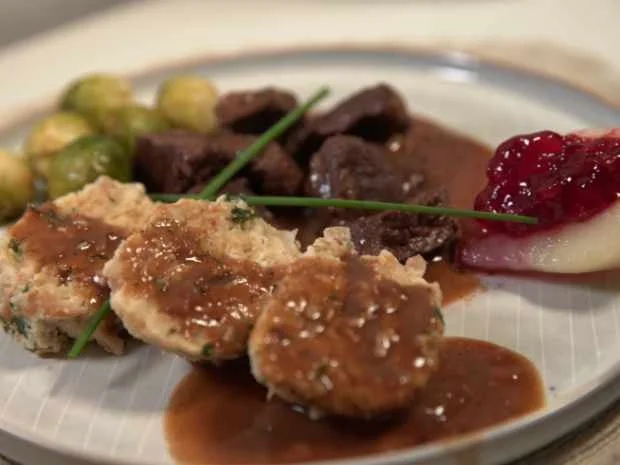 Hirschgulasch mit Semmelknödeln und Rosenkohl - Rezept - Bild Nr. 16524