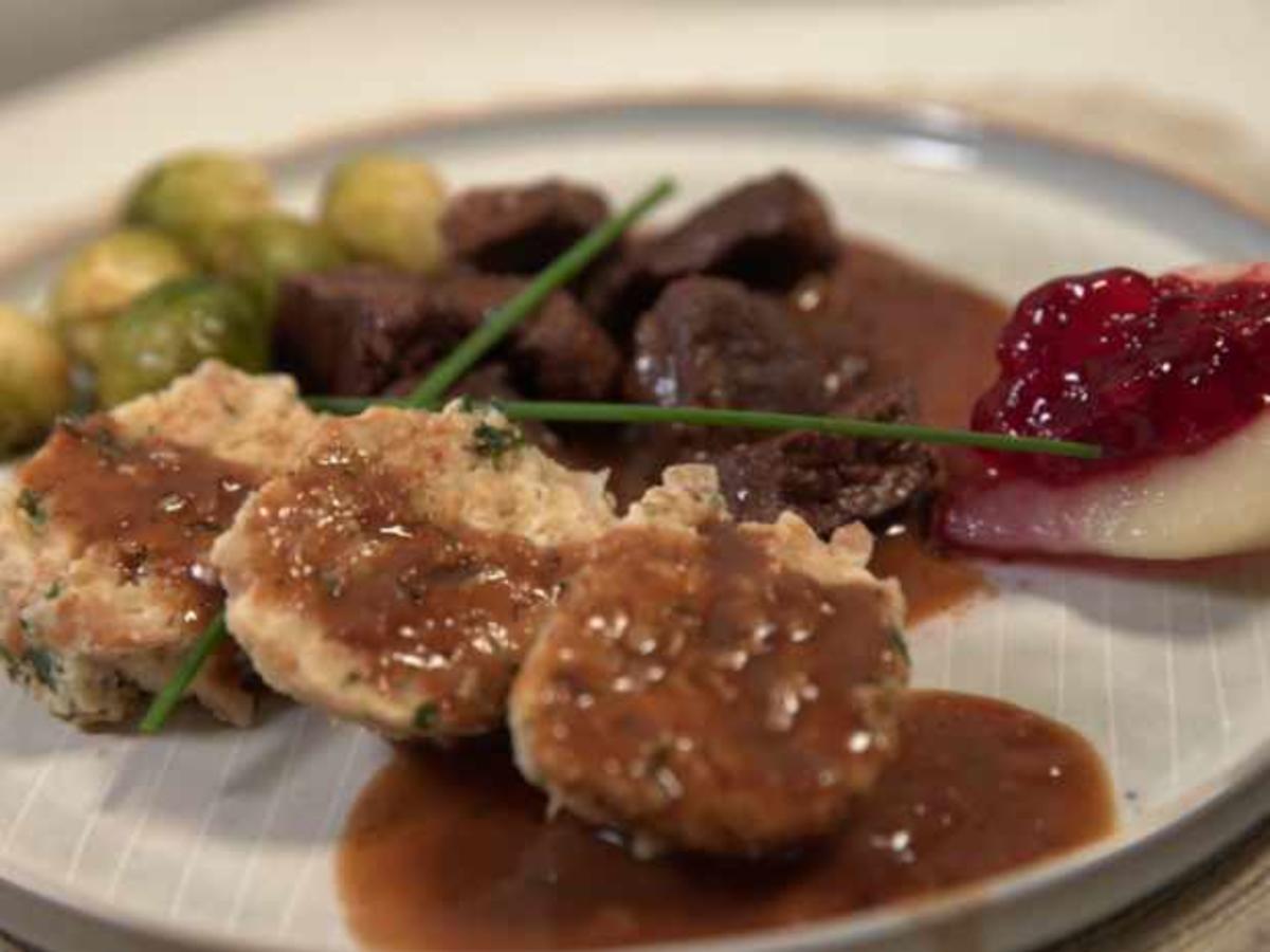 Hirschgulasch mit Semmelknödeln und Rosenkohl - Rezept - kochbar.de