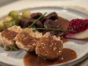 Hirschgulasch mit Semmelknödeln und Rosenkohl - Rezept - Bild Nr. 16524