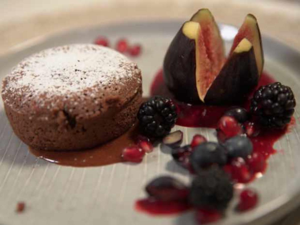 Schokoladenküchlein an Himbeerspiegel mit Beeren und Feigen - Rezept ...