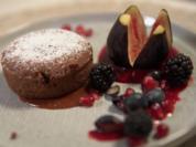 Schokoladenküchlein an Himbeerspiegel mit Beeren und Feigen - Rezept - Bild Nr. 2