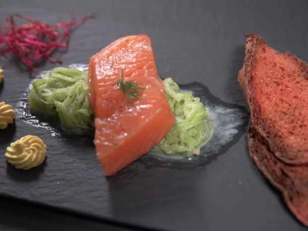 Rezept: Gebeizter Lachs mit würziger Gurkenspaghetti und Meerrettichcreme Bild Nr. 2 Gebeizter Lachs mit würziger Gurkenspaghetti und Meerrettichcreme - Rezept - Bild Nr. 2
