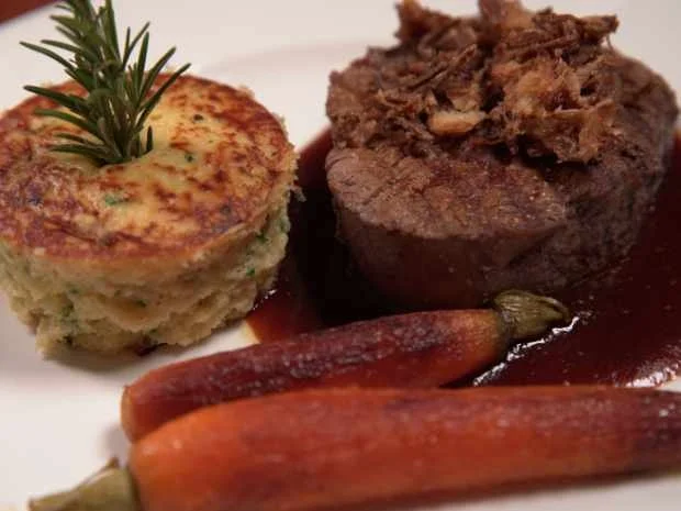 Ochsenfilet mit Kartoffelsoufflé und Zwiebelringen - Rezept - Bild Nr. 2
