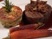 Ochsenfilet mit Kartoffelsoufflé und Zwiebelringen - Rezept - Bild Nr. 2