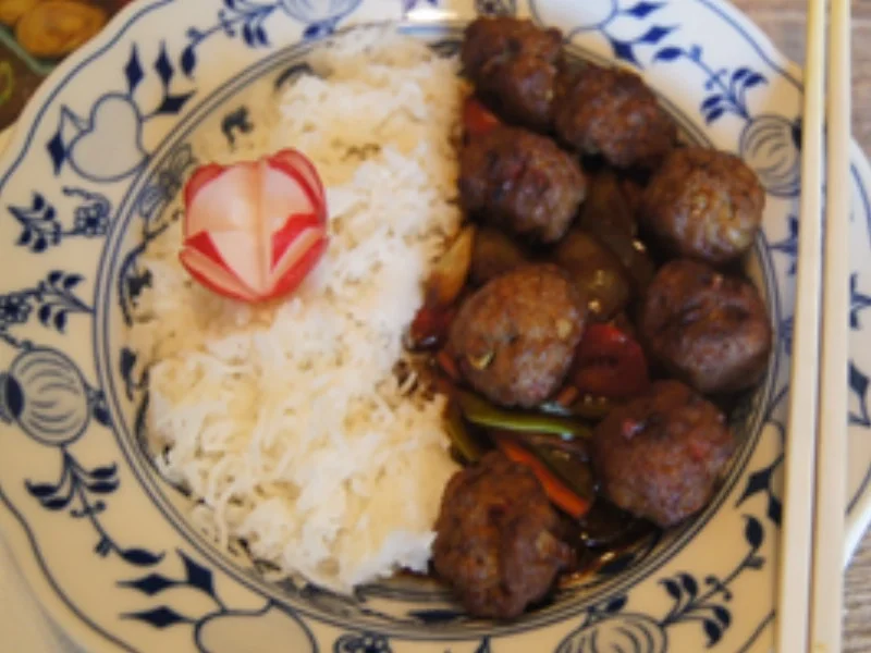 Rezept: Doppelt gebratene Mettbällchen mit Wok-Gemüse und Basmatireis Bild Nr. 2 Doppelt gebratene Mettbällchen mit Wok-Gemüse und Basmatireis - Rezept - Bild Nr. 2