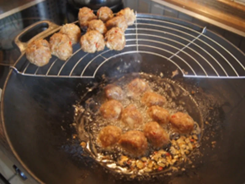 Rezept: Doppelt gebratene Mettbällchen mit Wok-Gemüse und Basmatireis Bild Nr. 8 Doppelt gebratene Mettbällchen mit Wok-Gemüse und Basmatireis - Rezept - Bild Nr. 8