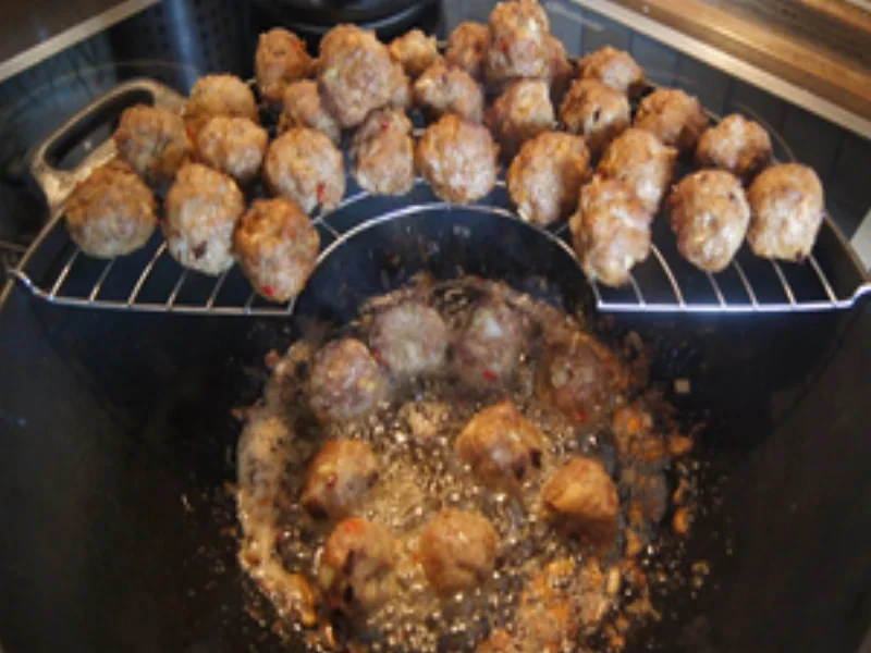 Rezept: Doppelt gebratene Mettbällchen mit Wok-Gemüse und Basmatireis Bild Nr. 9 Doppelt gebratene Mettbällchen mit Wok-Gemüse und Basmatireis - Rezept - Bild Nr. 9