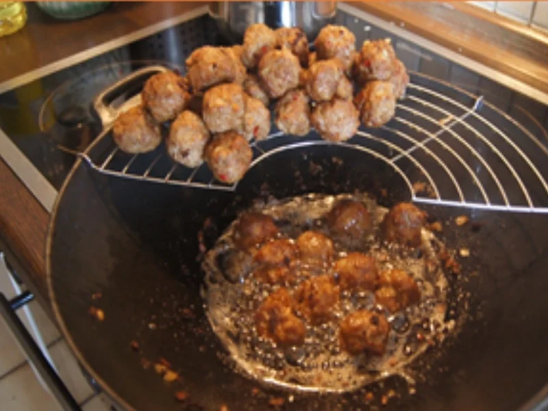 Rezept: Doppelt gebratene Mettbällchen mit Wok-Gemüse und Basmatireis Bild Nr. 10 Doppelt gebratene Mettbällchen mit Wok-Gemüse und Basmatireis - Rezept - Bild Nr. 10