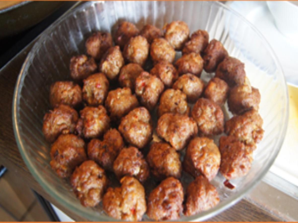 Doppelt gebratene Mettbällchen mit Wok Gemüse und Basmatireis - einfach ...