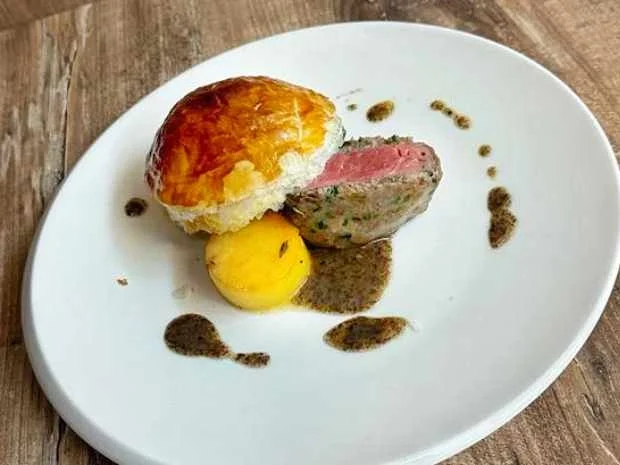 Rezept: Rindermedaillon Wellington mit Fondantkartoffel (Torsten Sträter) Bild Nr. 2 Rindermedaillon Wellington mit Fondantkartoffel (Torsten Sträter) - Rezept - Bild Nr. 2