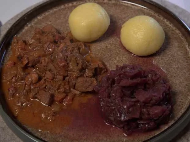Deftiges Rindsragout mit Rotkohl und Knödel - Rezept - Bild Nr. 2