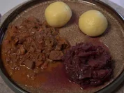 Rezept: Deftiges Rindsragout mit Rotkohl und Knรถdel Bild Nr. 2 Deftiges Rindsragout mit Rotkohl und Knรถdel - Rezept - Bild Nr. 2
