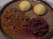 Deftiges Rindsragout mit Rotkohl und Knödel - Rezept - Bild Nr. 2