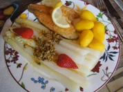 Spargel mit Pistazien-Butter, Doraden-Filet und Drillingen - Rezept - Bild Nr. 2
