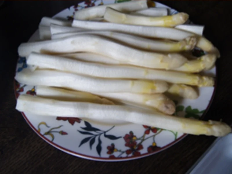 Spargel mit Pistazien-Butter, Doraden-Filet und Drillingen - Rezept - Bild Nr. 3