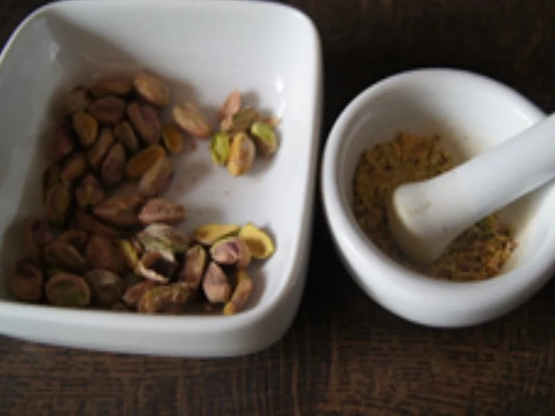 Spargel mit Pistazien-Butter, Doraden-Filet und Drillingen - Rezept - Bild Nr. 7