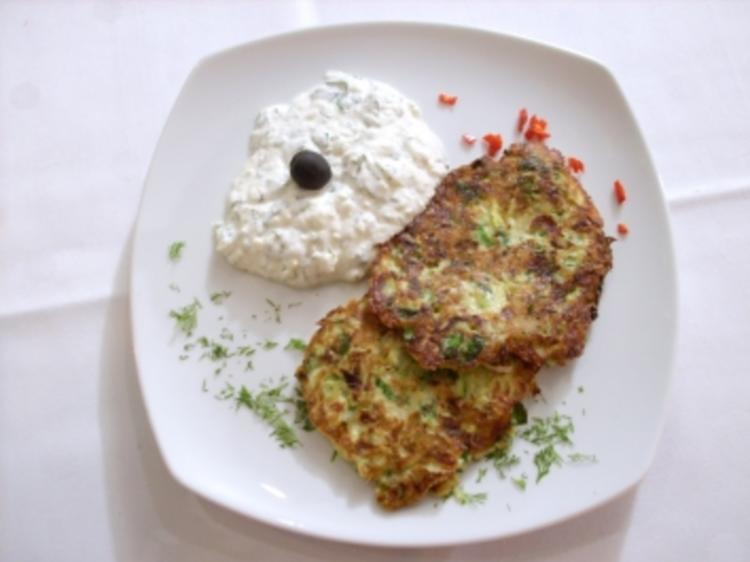Zucchinipuffer mit Kräuterjoghurt - Kabak mücveri ve Haydar - Rezept ...