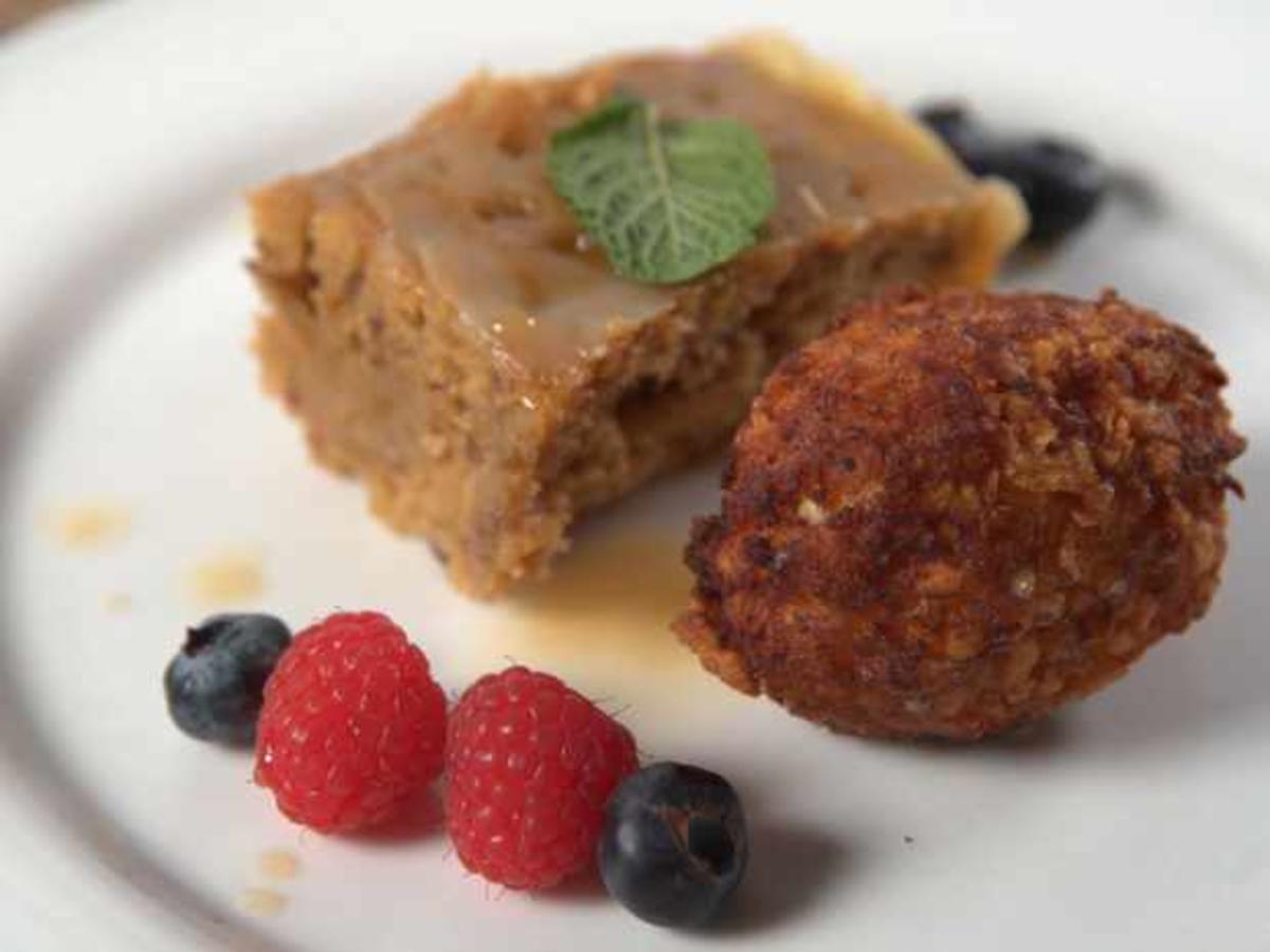 Sticky-Toffee-Pudding mit Vanilleeis und Karamell-Sauce - Rezept ...