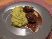 Schweinebäckchen auf karamellisierter Apfelscheibe mit Kartoffelerbspüree - Rezept - Bild Nr. 2