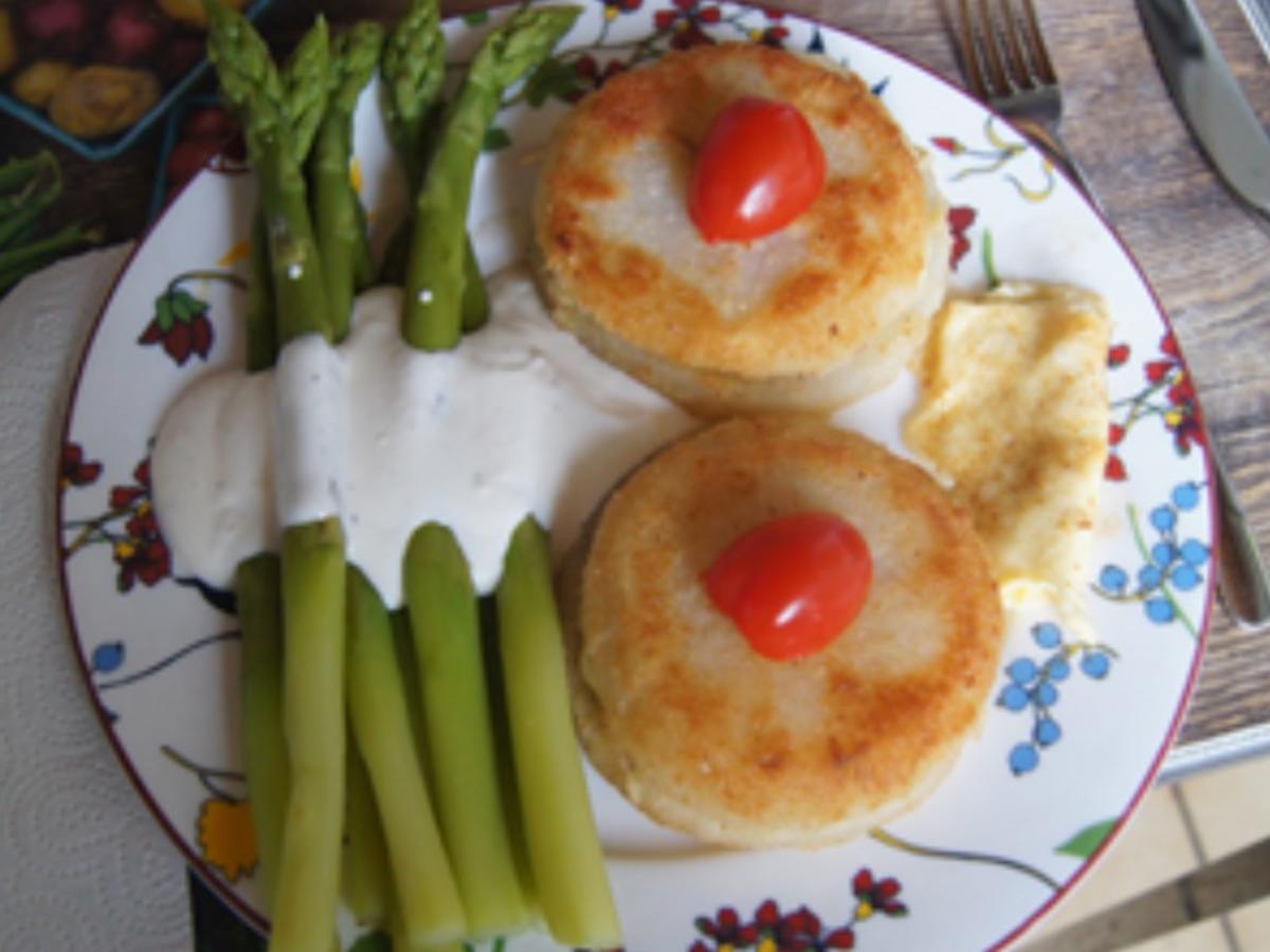 Kohlrabi-Cordon bleu-Schnitzel mit Saurer-Sahne-Sauce und grünen ...