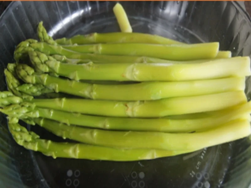 Rezept: Kohlrabi-Cordon bleu-Schnitzel mit Saurer-Sahne-Sauce und grünen Spargel Bild Nr. 16590 Kohlrabi-Cordon bleu-Schnitzel mit Saurer-Sahne-Sauce und grünen Spargel - Rezept - Bild Nr. 16590