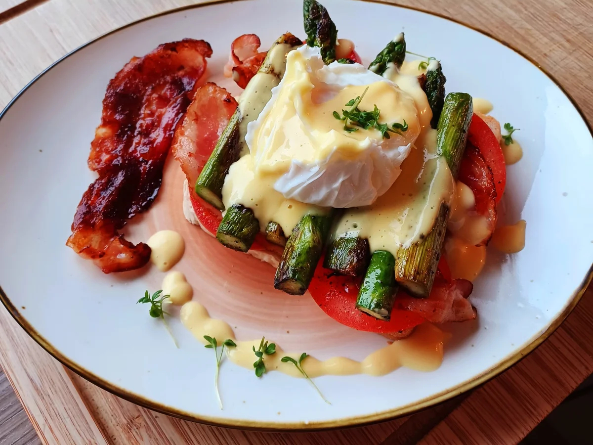 Toast mit Tomaten, Spargel und pochiertem Ei - Rezept - Bild Nr. 16576