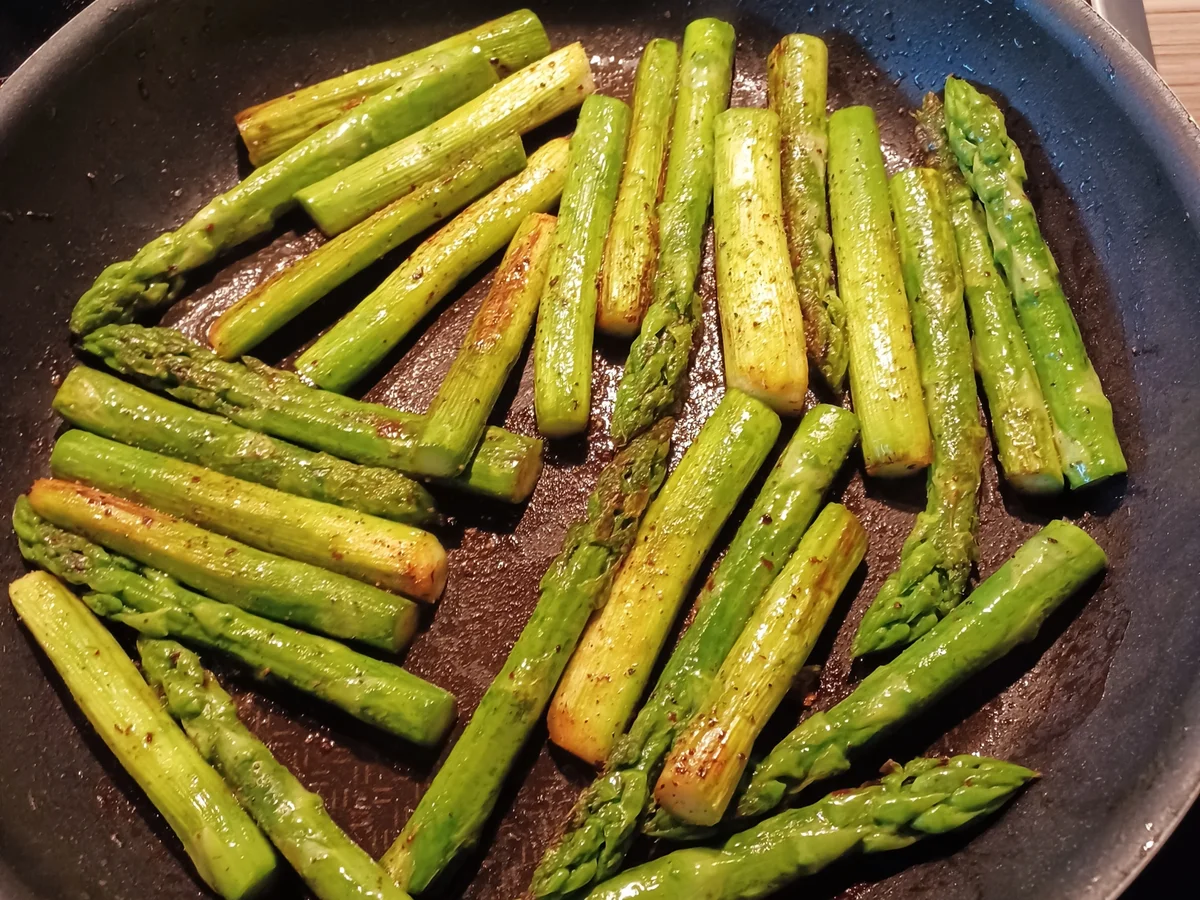 Toast mit Tomaten, Spargel und pochiertem Ei - Rezept - Bild Nr. 16581