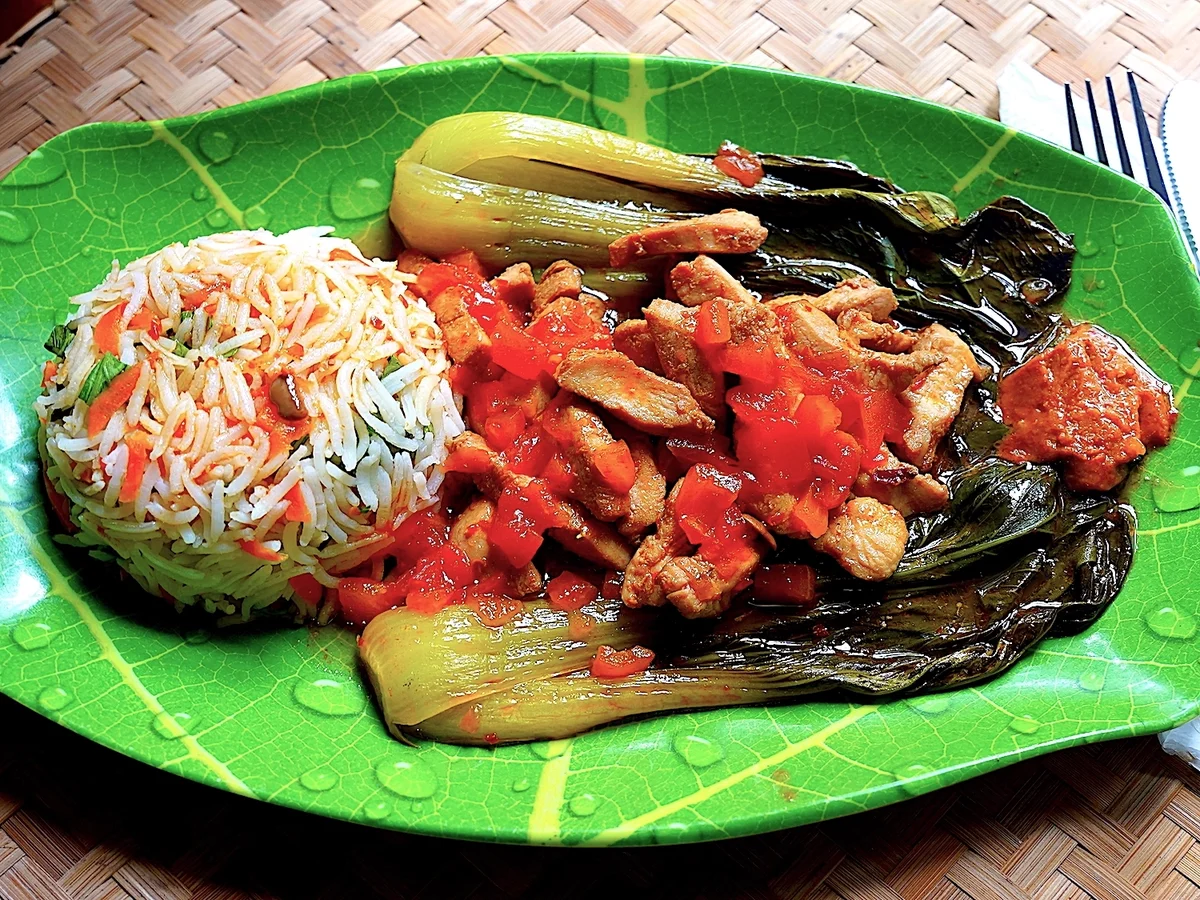 Hühnerbrust in würziger Tomatensauce mit Reis und gebratene Pak Choi - Rezept - Bild Nr. 2