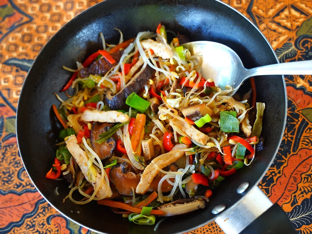 Exotische, bunte Glasnudeln mit mariniertem Schweinefleisch - Rezept - Bild Nr. 16576