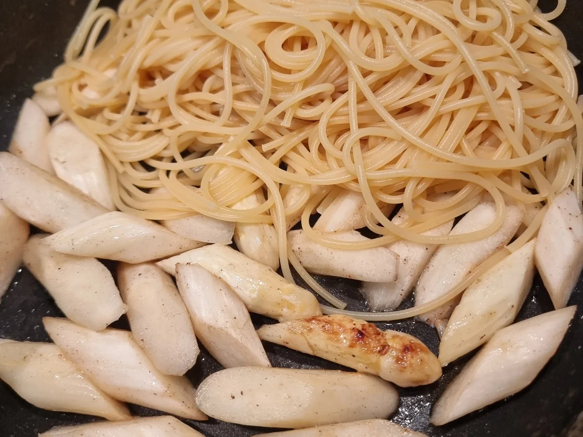 Spaghetti mit Spargel und Rucola-Pesto - Rezept - Bild Nr. 16585