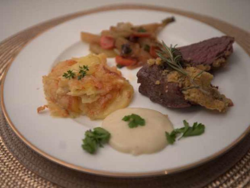 Rinderfilet unter Kräuterkruste mit Kartoffelgratin und Gemüse - Rezept ...