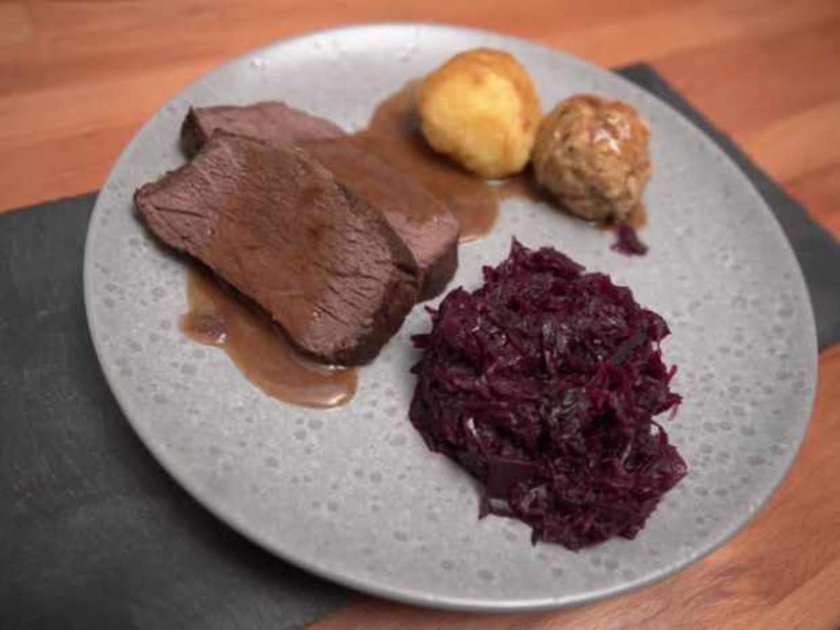 Geschmortes Rind mit zweierlei Knödel und Rotkohl - Rezept - Bild Nr. 2