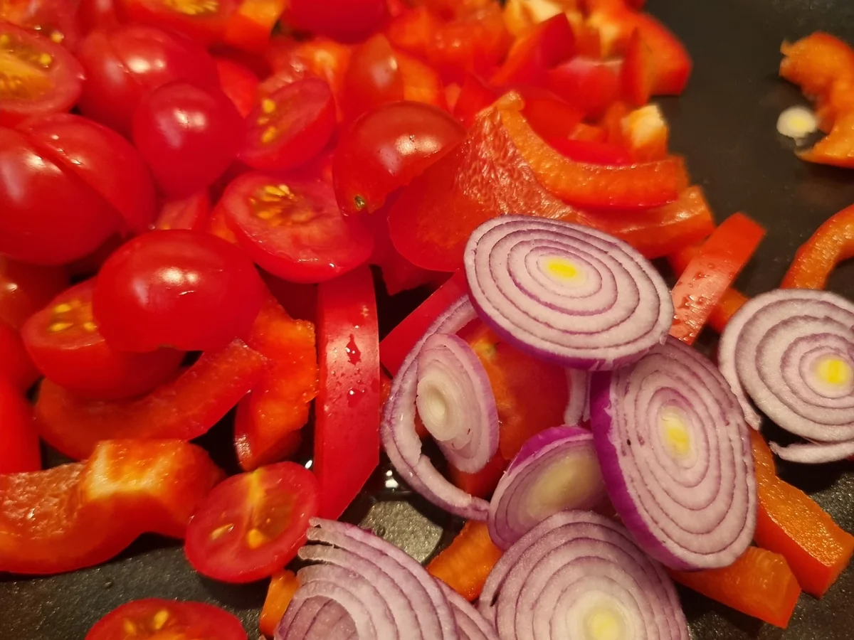 Kabeljau auf Rucola- Pesto-Polenta und Paprika-Tomaten-Gemüse - Rezept - Bild Nr. 16578