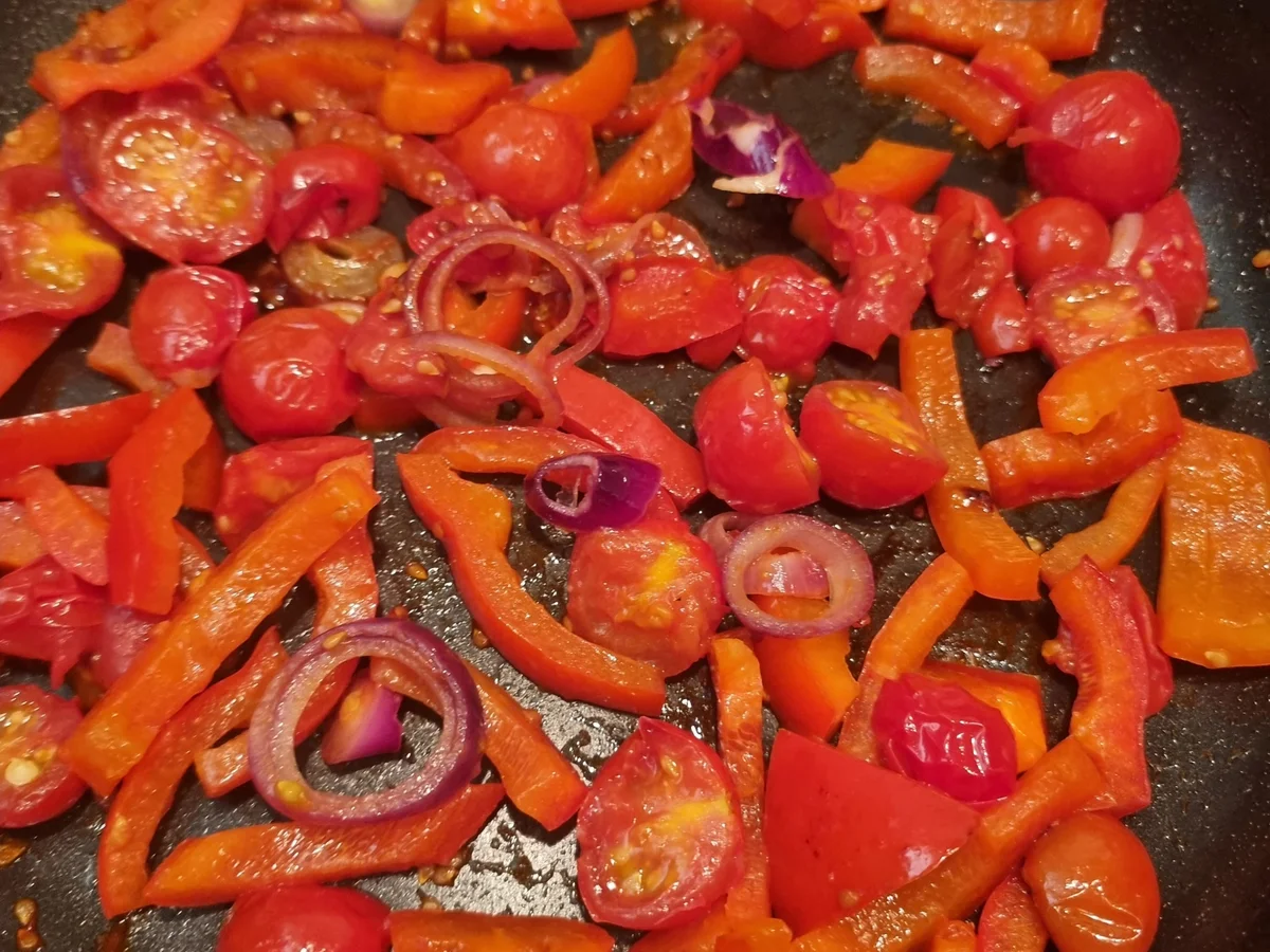 Kabeljau auf Rucola- Pesto-Polenta und Paprika-Tomaten-Gemüse - Rezept - Bild Nr. 16579