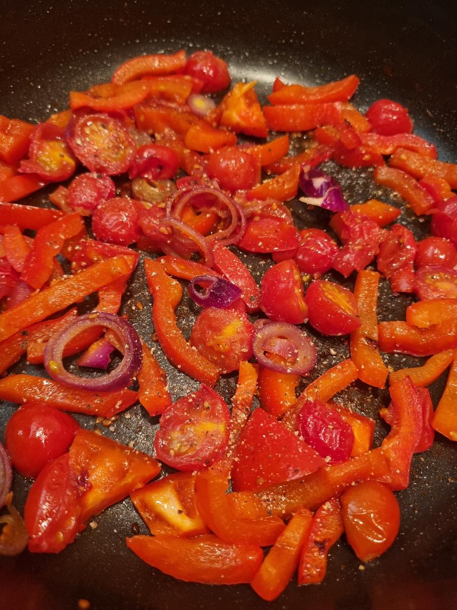 Kabeljau auf Rucola- Pesto-Polenta und Paprika-Tomaten-Gemüse - Rezept - Bild Nr. 16580