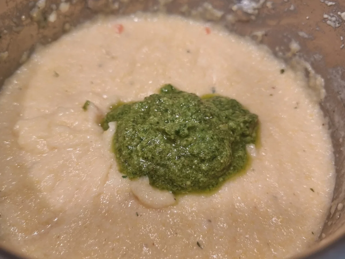 Kabeljau auf Rucola- Pesto-Polenta und Paprika-Tomaten-Gemüse - Rezept - Bild Nr. 16585