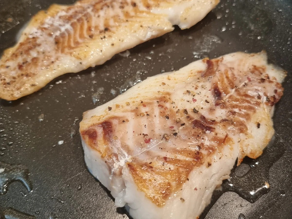 Kabeljau auf Rucola- Pesto-Polenta und Paprika-Tomaten-Gemüse - Rezept - Bild Nr. 16589
