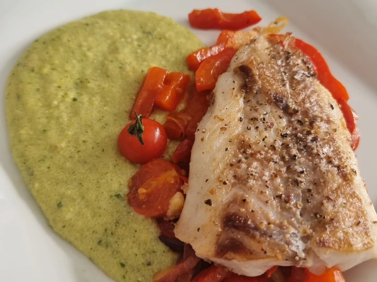 Kabeljau auf Rucola- Pesto-Polenta und Paprika-Tomaten-Gemüse - Rezept - Bild Nr. 16590